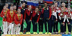EUA levam ouro na ginástica artística feminina; Brasil fica em 8º lugar (28264937223).jpg