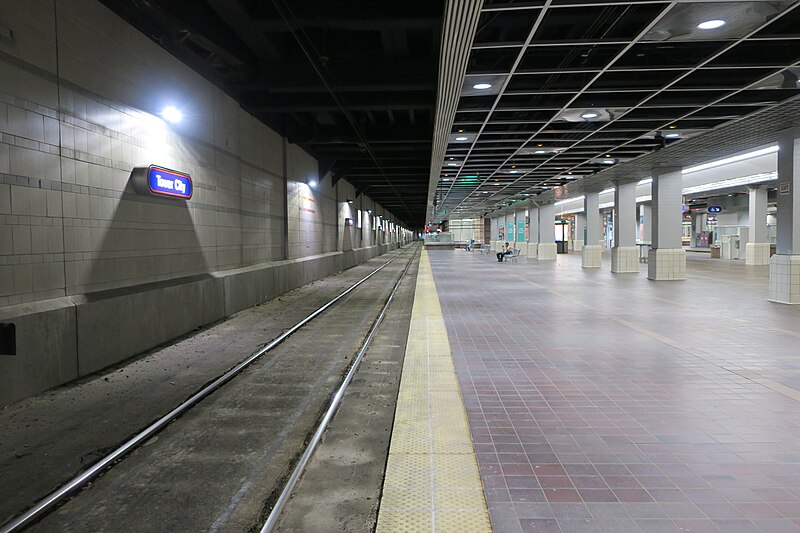 File:Eastbound Blue and Green Line platform at Tower City.jpg