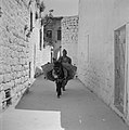 Een straatje in Safad (Safed) met een man die een beladen ezel begeleidt, Bestanddeelnr 255-4006.jpg