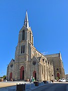 L’église Saint-Pierre-et-Saint-Paul de Ploubalay dans les Côtes d’Armor, avec la place de l’église.