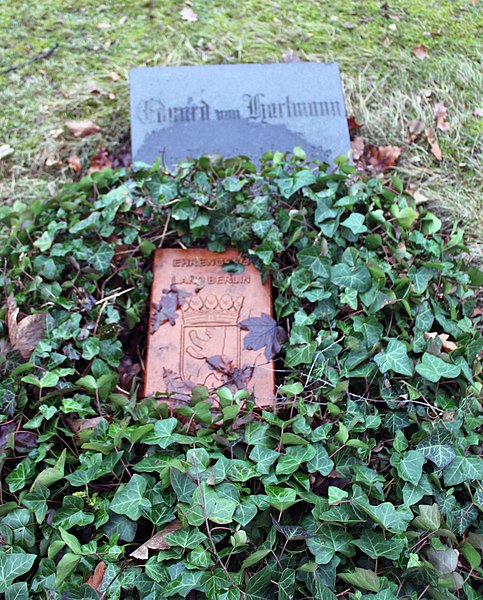 File:Ehrengrab Columbiadamm 122 (Neukö) Eduard von Hartmann2.jpg