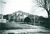 Eirado; Estátua de D. Gualdim Pais e ao fundo, o Monte da Santinha (~1960)