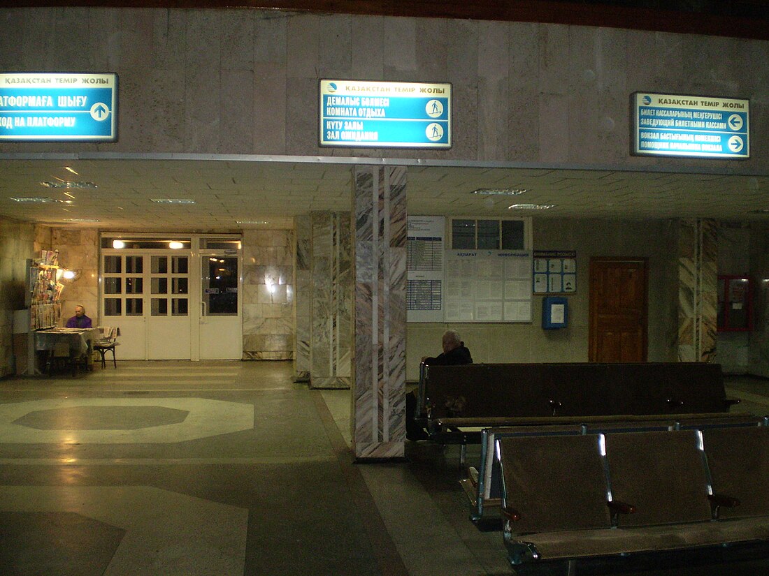 File:Ekibastuz-2 railway station. Main hall, night. 2009.JPG