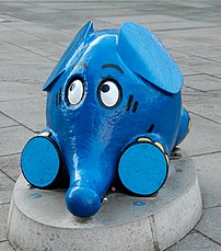 Statue représentant l'éléphant bleu de l'émission allemande pour enfants Die Sendung mit der Maus, Erfurt. (définition réelle 2 000 × 2 266)