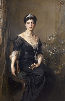 Retrato de uma mulher com um vestido escuro e segurando um leque na mão.