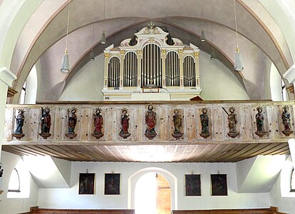 Empore mit Orgel und Apostelgruppe