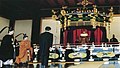 即位礼正殿の儀にて、高御座に立つ天皇明仁 1990年11月12日