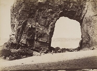 L'arche naturelle de la Pointe de Dinan en 1885 (photographie d'Armand Peugeot).