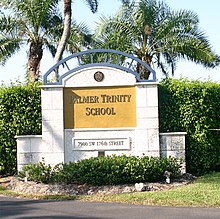 Porte d'entrée, Palmer Trinity School.jpg