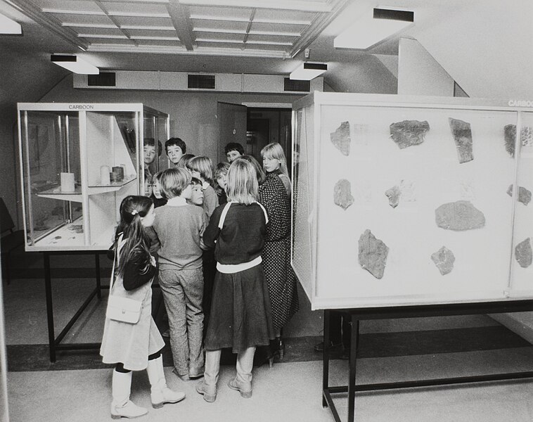 File:Expositie in de uitbreiding van het museum in het voormalige Heilige Geest Weeshuis.jpg