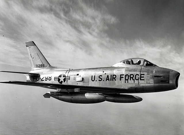 640px-F-86H_Sabre_in_flight_1950s.jpg