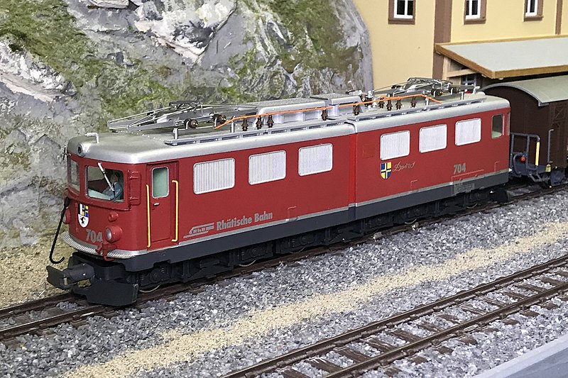 File:FAMA-Alpenbahn Lang Spur 0m 0-22,5 RhB Ge 6 6 704 Davos rot.jpg