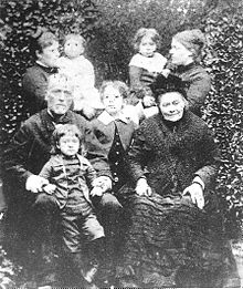 Victor Segalen (au centre) et sa famille vers 1887.