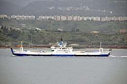 Ferry Zancle care traversează Strâmtoarea Messina - 20 octombrie 2010.jpg