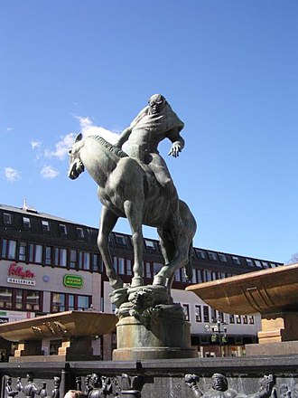 Folke Filbyter searching for his grandchild, statue by Carl Milles in Linkoping Filbytertorget.jpg