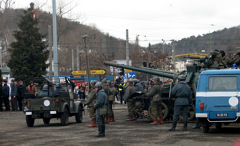 File:Filmmaking of 'Black Thursday' on crossway of ulica Świętojańska and Aleja Józefa Piłsudskiego in Gdynia - 157.jpg