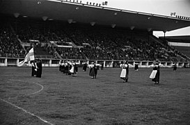 Finlands Svenska Folkdansring -järjestön juhla Stadionilla, tanssijoita ja yleisöä - N155305 - hkm.HKMS000005-km0000lotd.jpg