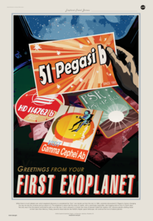 Eine Postkarte mit der Aufschrift "51 Pegasi B" mit Aufklebern von verschiedenen Exoplaneten oder Sternobjekten.  Der Text "Grüße von Ihrem ersten Exoplaneten" = "Grüße von Ihrem ersten Exoplaneten".