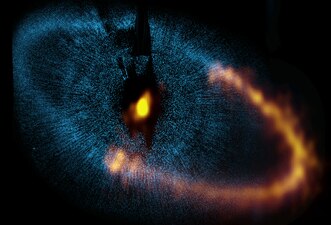 صورة مجمّعة لقرص فم الحوت كما رصدها تلسكوب هابل الفضائي (للاشعة الضوئية) ومصفوف مرصد أتاكاما المليمتري الكبير ALMA للأشعة الراديوية.