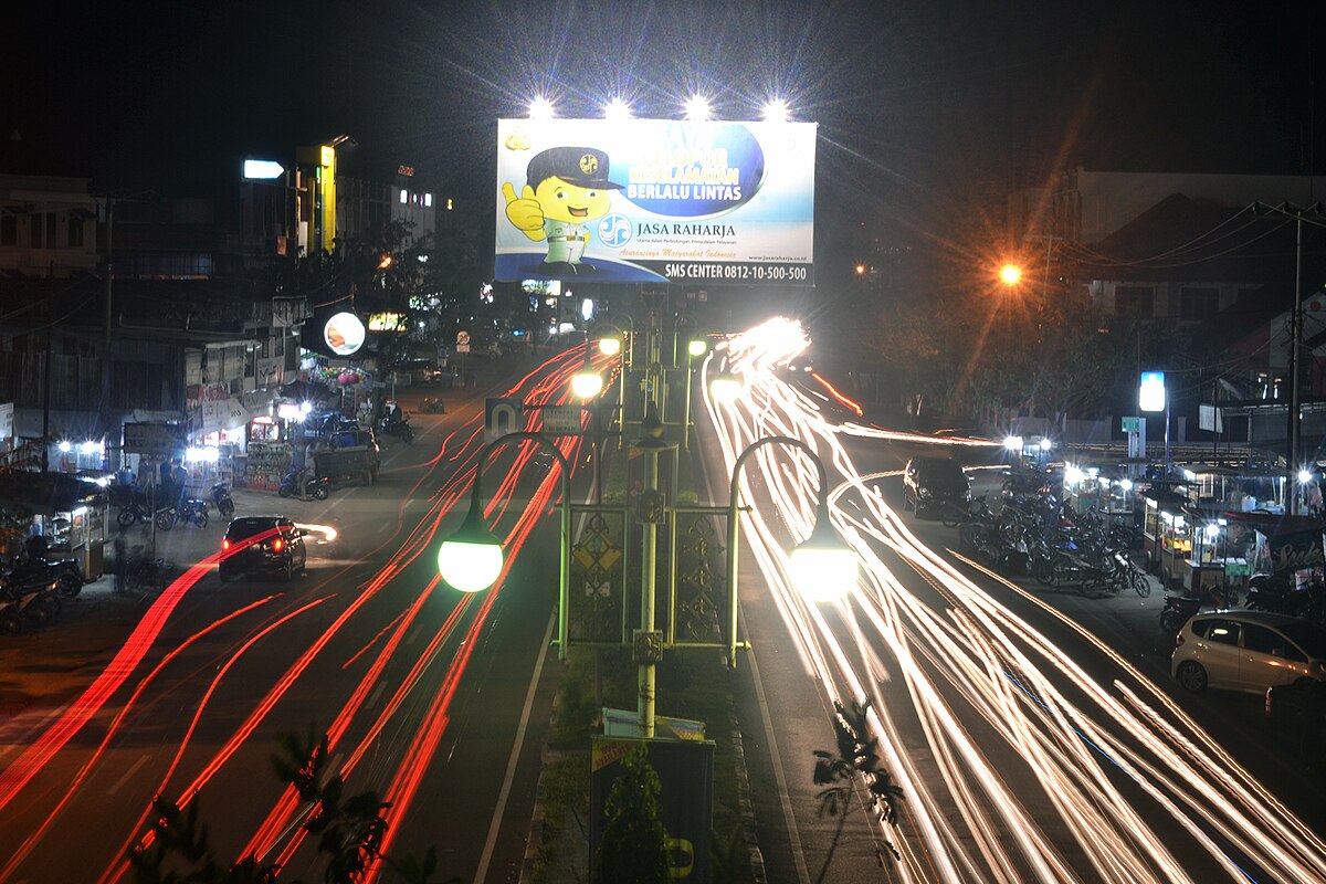 File Foto malam hari di Jalan Teuku Nyak Arief Banda Aceh 