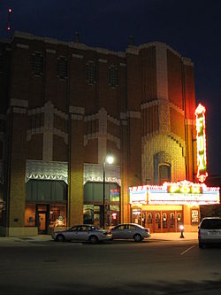 Fox Theatre, Hutchinson, Kansas bei Nacht.3.JPG