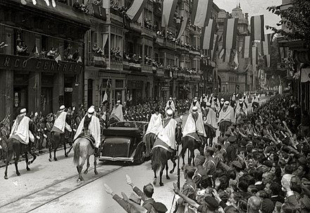 Franco arriving in San Sebastián in 1939, escorted by the Moorish Guard