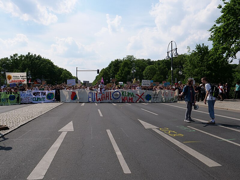 File:Front of the FridaysForFuture protest Berlin 24-05-2019 133.jpg