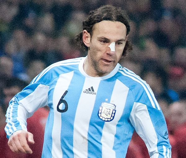 Milito playing for the Argentina national team in 2011