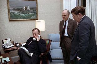 הנשיא ג'ורג' בוש האב מקיים שיחת טלפון בנושא הפלישה האמריקאית לפנמה, כשלצידו ראש הסגל שלו, ג'ון סונונו