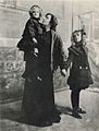 Լիլիան և Դորոտի Գիշ քույրերը դերասանուհի Հելեն Ռեյի հետ, 1903 թ.