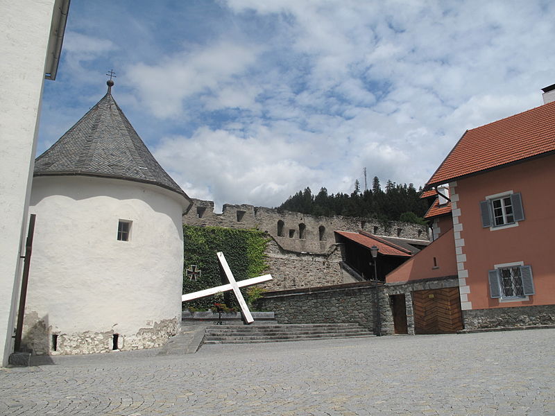 File:Gmünd, straatzicht bij muur met toren foto2 2011-07-26 12.30.jpg