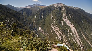 Vue de la montagne de la Frau depuis le pas de l'Ours (Comus), au fond le pic du Soularac.