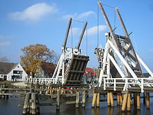 Für die Durchfahrt von Sportbooten und Schiffen geöffnete historische Klappbrücke im Ortsteil Wieck