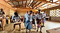 Groupe d'enfants exécutant une danse traditionnelle au Bénin 21