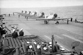 Blackburn Skua på Ark Royal.