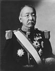 仏学会名誉会員であり、東京仏学校の商議委員を務めた蜂須賀茂韶。徳島藩第14代（最後）の藩主であり、公爵。貴族院議長、文部大臣を歴任。