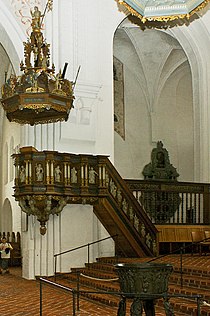 Pulpit and Baptismal font HadDomDoebePraedik.jpg