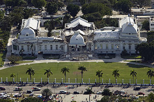 Le Palais national, très endommagé après le séisme du 12 janvier 2010, à Port-au-Prince, en Haïti. Le deuxième étage s'est complèment effondré. (définition réelle 3 000 × 2 000)