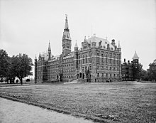 Черно-бяла снимка на Healy Hall с частично видим Old North зад нея