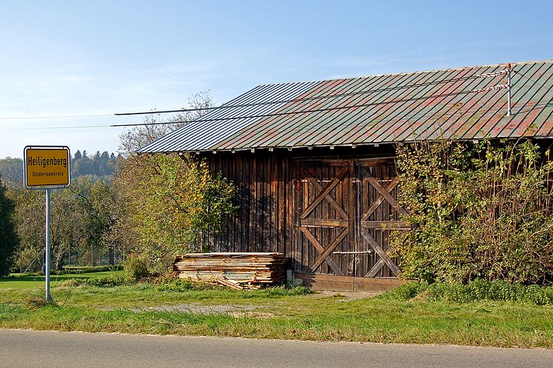 File:Heiligenberg Geräteschuppen mit Ortsschild (9487729587).jpg