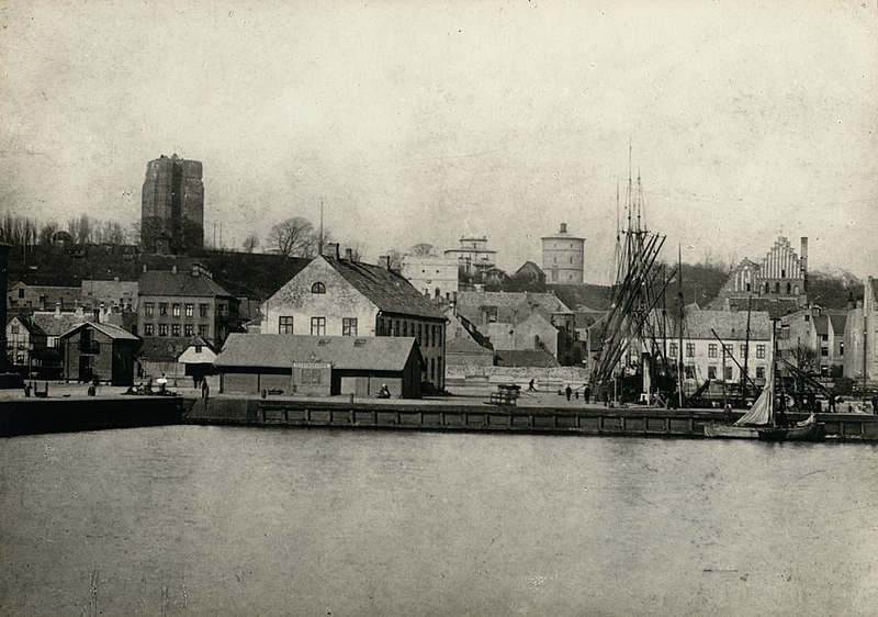 File:Helsingborg från hamnen på 1880-talet.jpg