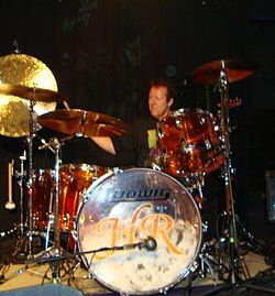 Herman Rarebell Scorpionsin konsertissa vuonna 2011.