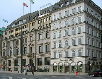 Dresdner Bank Hamburg (linkes Gebäude; Staffelgeschosse, Dach und zwei vertikale Fensterachsen rechts sind Erweiterungen der 1960er bis 1980er Jahre)[8]