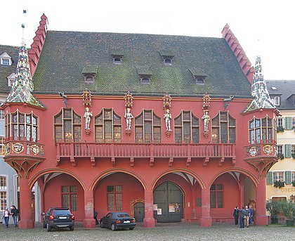 Front facing Minster Square Historisches Kaufhaus Freiburg.jpg