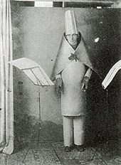 Fotografie von Hugo Ball; Kostüm wie bei Dada-Auftritten im Cabaret Voltaire, 1916