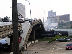 Упавший мост в америке. Обрушение моста в Миннеаполисе 2007. Мост i-35w через Миссисипи. Упавший мост в США. В США рухнул мост.