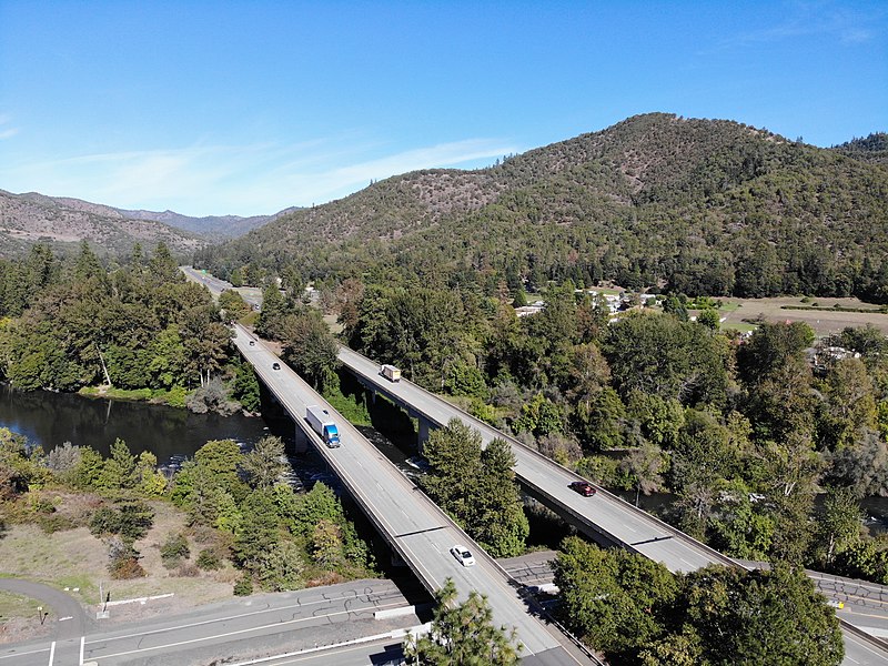 File:I-5 Bridges Over Rogue River looking SB (48981731251).jpg