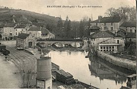 Gare de Brantôme avec un château d'eau pour assurer le ravitaillement des locomotives en eau.