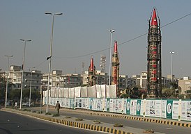 БРСД «Гаури» (крайняя справа) на подвижной пусковой установке в экспозиции оборонной выставки IDEAS 2008, Карачи