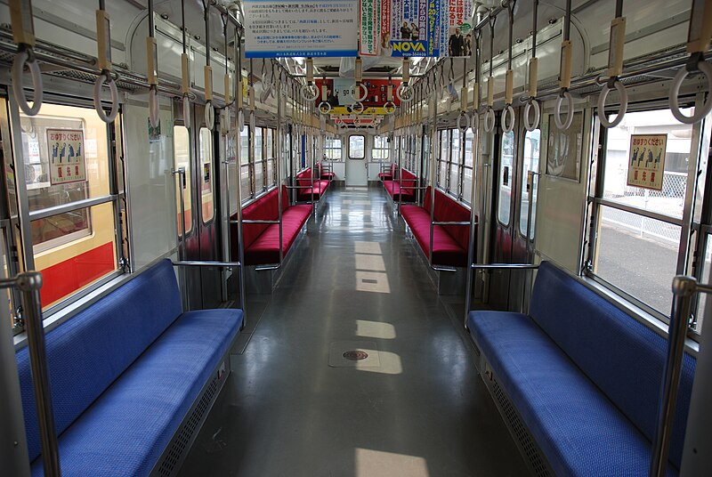 File:Interior Nishitetsu652 20070321.jpg